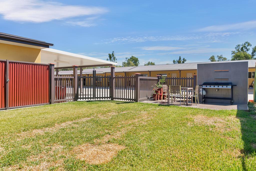Swagsman Motel Miles Room photo