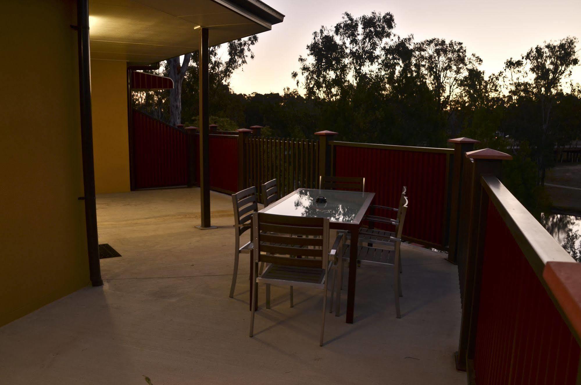 Swagsman Motel Miles Exterior photo